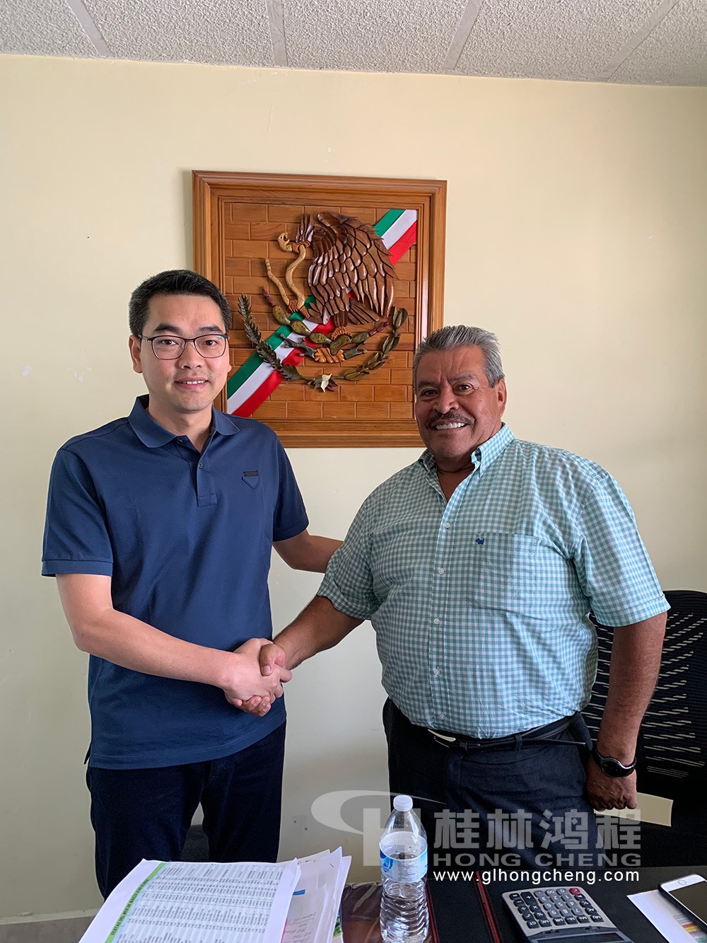 中國(guó)磨粉機(jī)廠家桂桂林鴻程總經(jīng)理容棟國(guó)與客戶合影 中國(guó)磨粉機(jī)廠家桂桂林鴻程總經(jīng)理容棟國(guó)與客戶合影