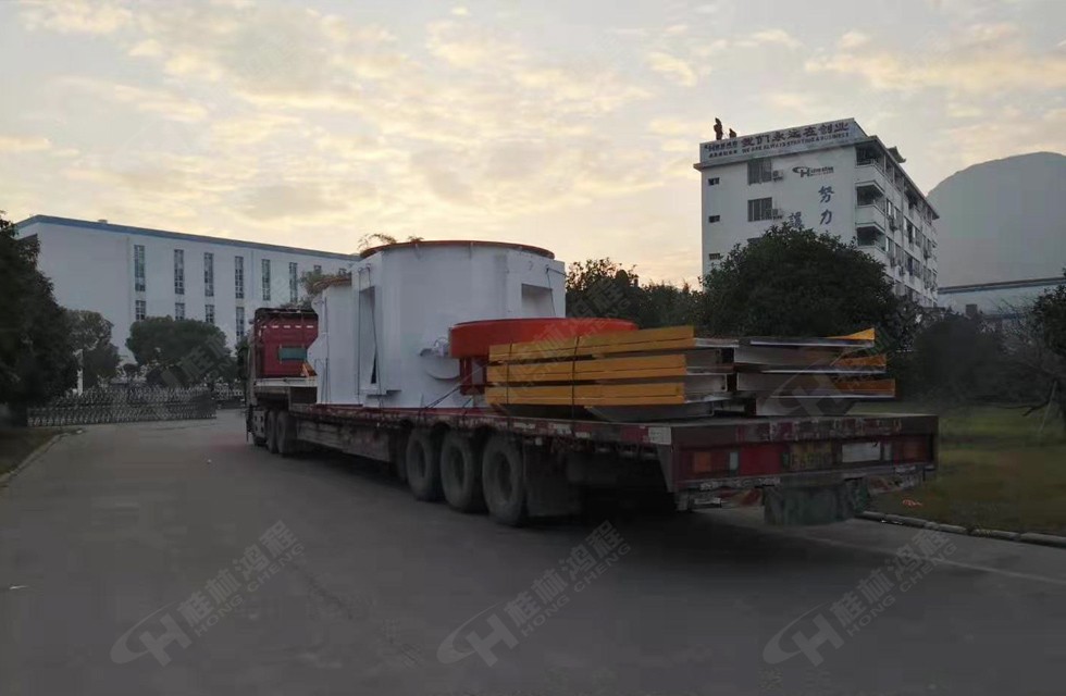 HLMX1700超細立磨車隊駛出桂林鴻程大門 踏上為客戶創造價值的征程 HLMX1700超細立磨車隊駛出桂林鴻程大門 踏上為客戶創造價值的征程