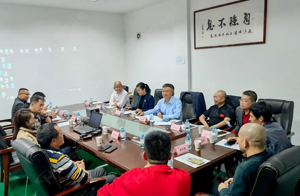 歡迎廣西塑料行業(yè)協(xié)會一行蒞臨桂林鴻程礦山機械廠參觀指導(dǎo)！