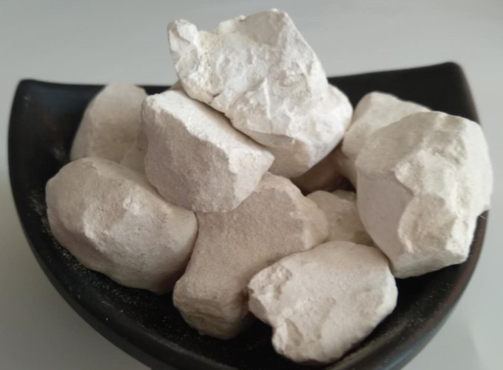 生石灰燒完還要磨粉嗎？生石灰塊磨粉機(jī)